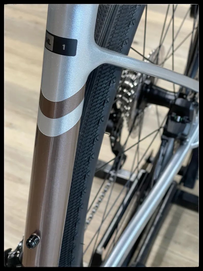 Giant FastRoad AR Advanced 1 M-Large Silver 2023-2